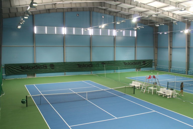 Свет на теннисном корте в спортзале