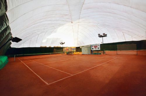 Теннисный корт зимой