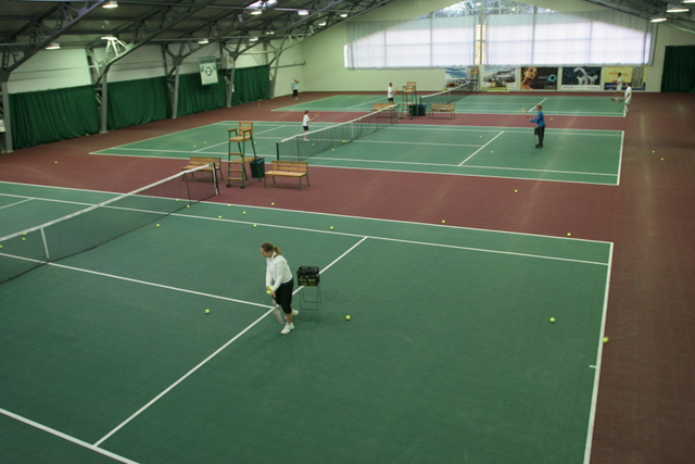 Теннисный корт в зале